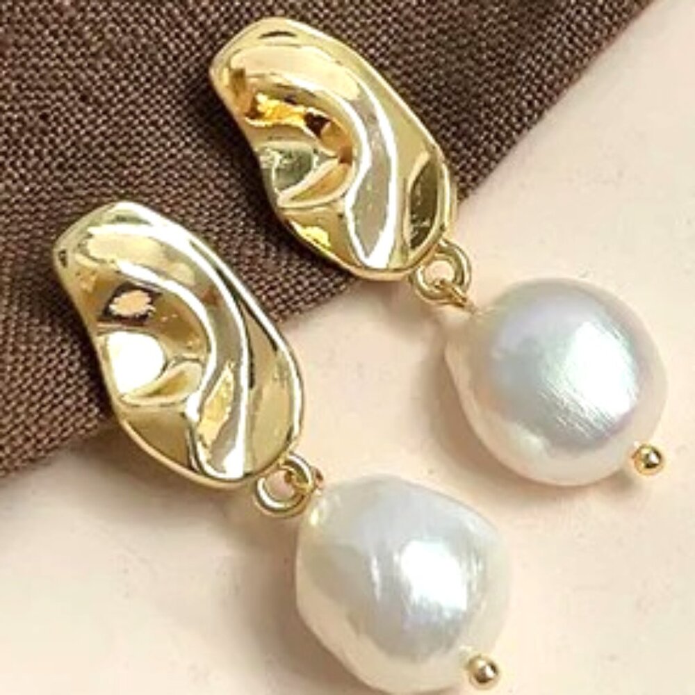 WAVY GOLD 18K GOLD DIPPED FRESHWATER PEARL DANGLE EARRING